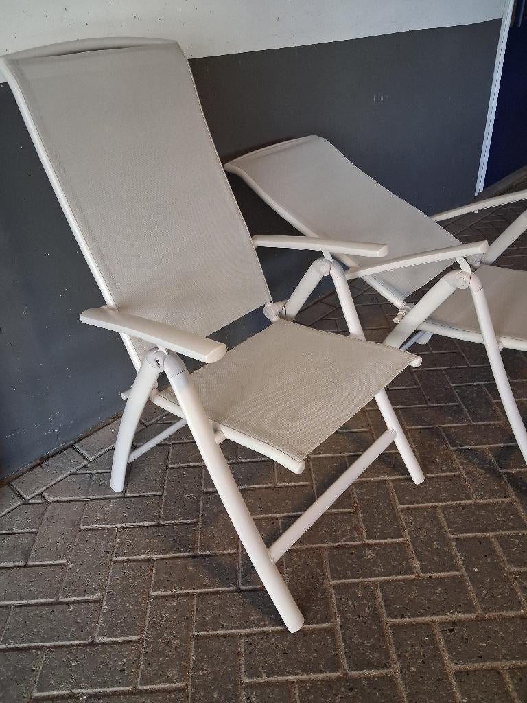 Te koop: 2 zgan verstelbare witte tuinstoelen., Ophalen, Zo goed als nieuw, Metaal, Inklapbaar