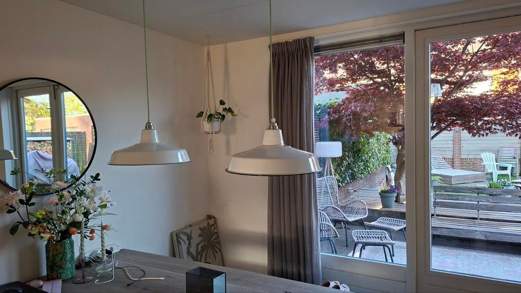 2 Witte Emaille Hanglampen Ø 40 cm met Porseleinen Kappen, Gebruikt, Ophalen of Verzenden, Minder dan 50 cm, Overige materialen