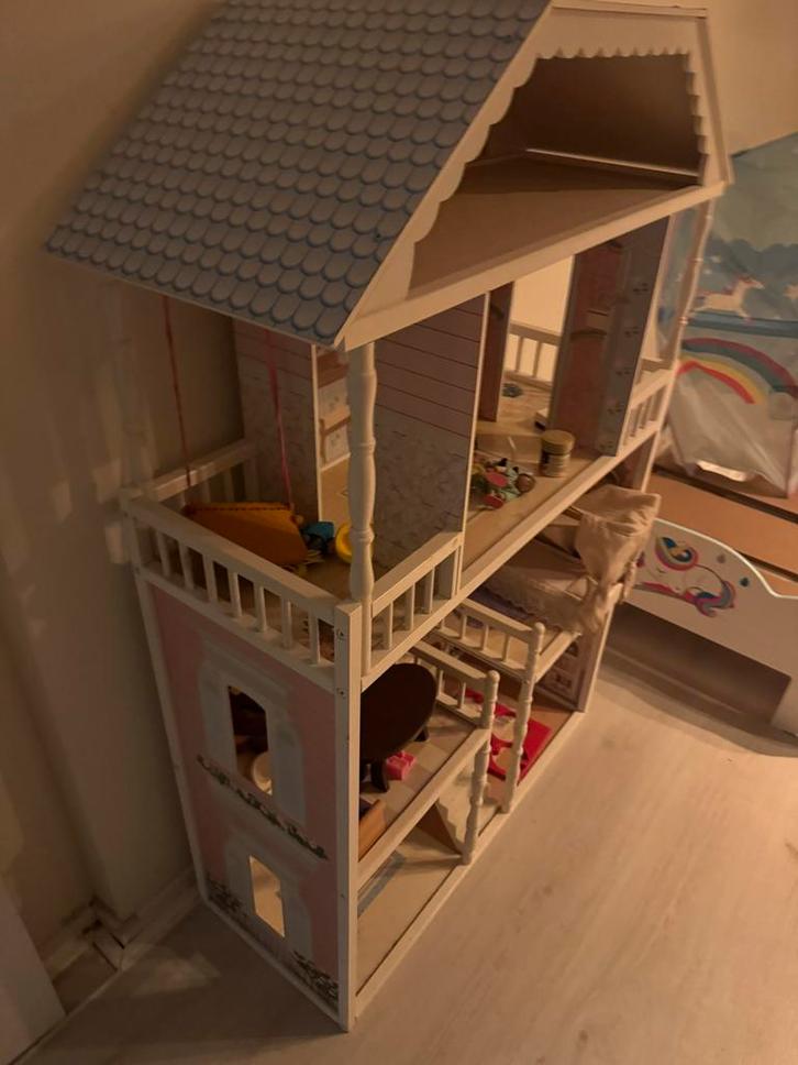 Groot houten poppenhuis met meubels, Kinderen en Baby's, Speelgoed | Poppenhuizen, Gebruikt, Poppenhuis, Ophalen