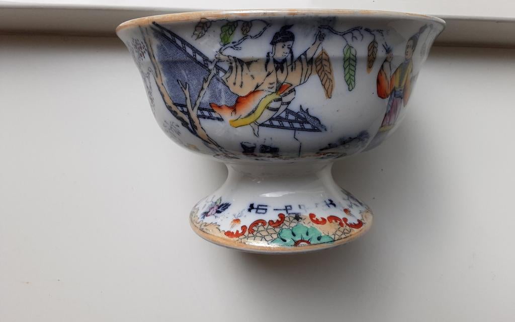 Antieke schaal op voet, P. Regout, Maastricht. Timor., Ophalen of Verzenden