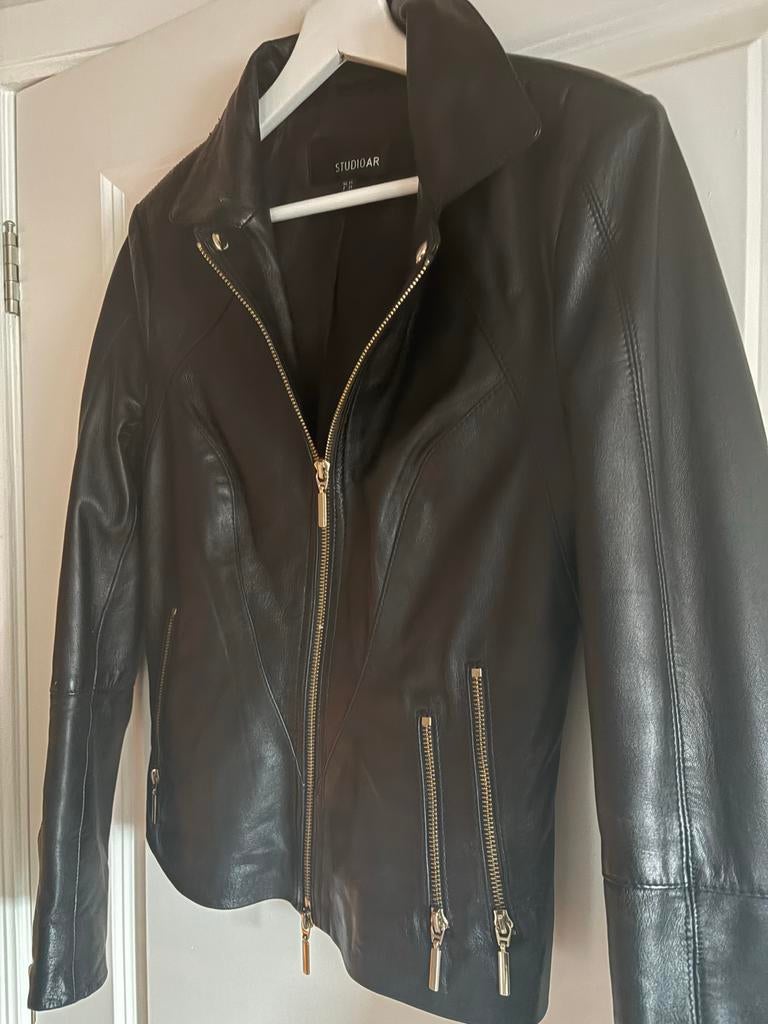Studio Ar leren biker jasje zwart maat 34 gouden ritsen, Ophalen of Verzenden, Zo goed als nieuw, Maat 34 (XS) of kleiner, Zwart