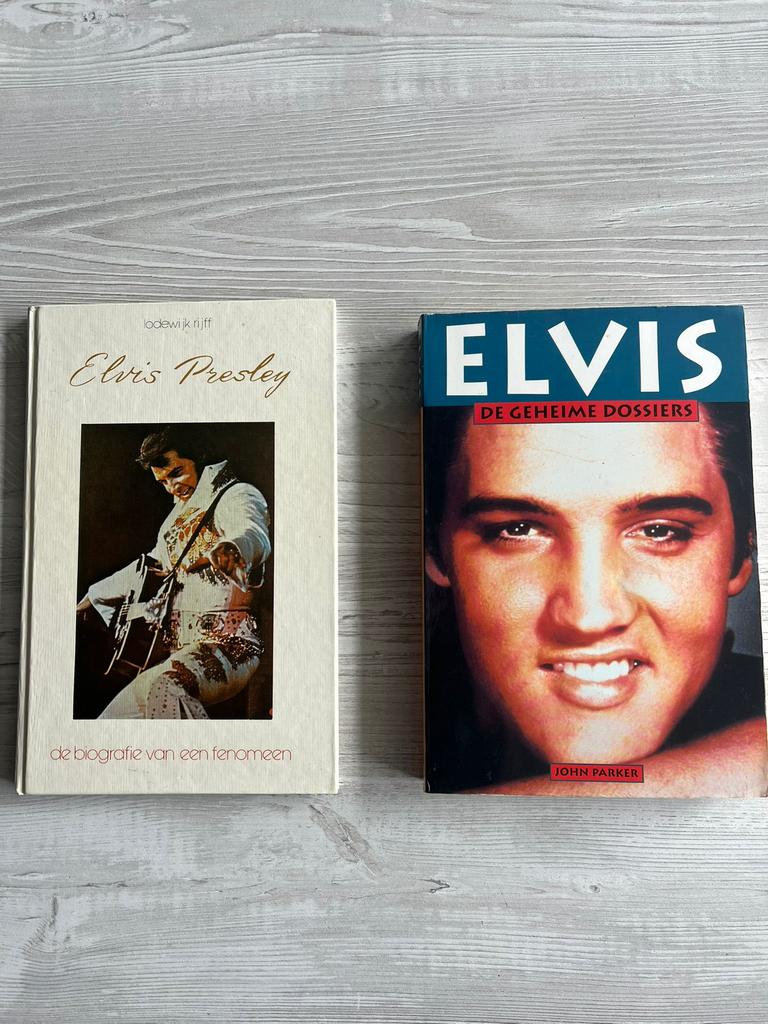 K.J. Parker - Elvis de geheime dossiers en De biografie…, Ophalen of Verzenden, Zo goed als nieuw, K.J. Parker