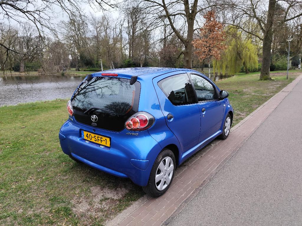Zuinige Toyota Aygo 1.0 vijfdeurs 2011 airco metallic blauw, Voorwielaandrijving, Euro 5, Zwart, 68 pk