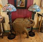 Een koppel unieke vloerlampen smeedijzer met Tiffany kappen, Ophalen