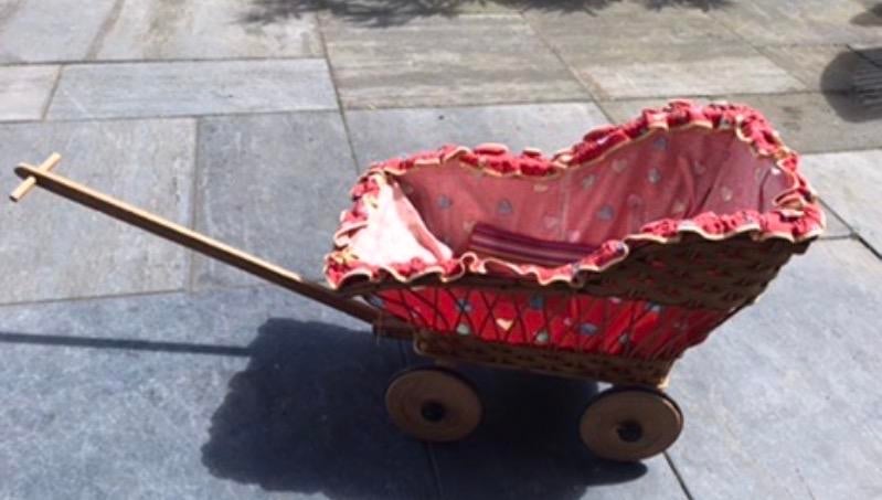 Vintage rieten poppenwagen met roze bekleding, Kinderen en Baby's, Speelgoed | Poppen, Gebruikt, Overige typen, Ophalen of Verzenden