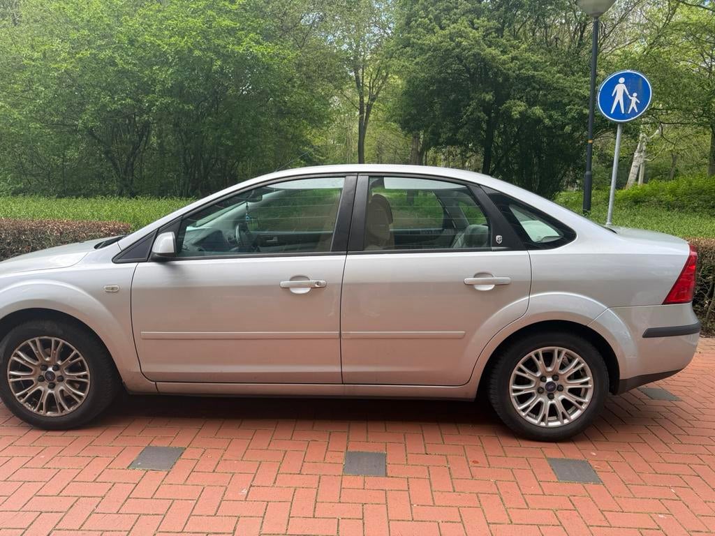 Ford Focus 1.6 74KW 4D AUT 2006 Grijs, Auto's, 1596 cc, 4 cilinders, 100 pk, Origineel Nederlands