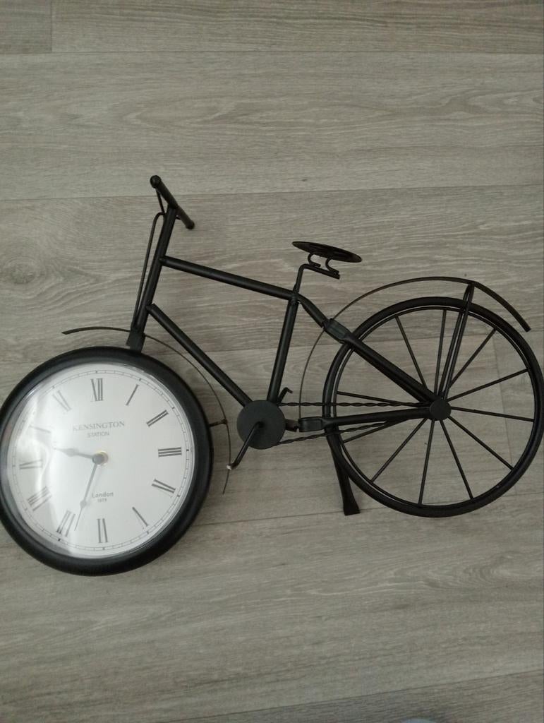 Zwart metalen klok 50 cm.breed , kan staan en hangen zgan, Huis en Inrichting, Woonaccessoires | Klokken, Ophalen of Verzenden