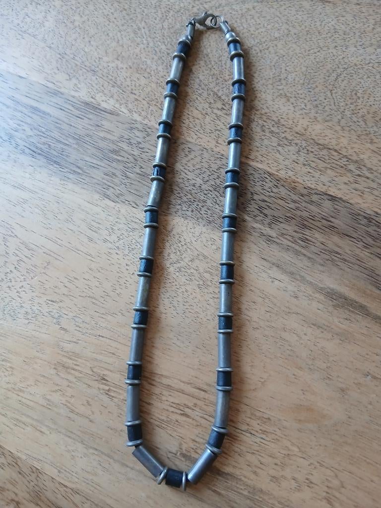 Ketting met metalen en zwarte kralen, Ophalen of Verzenden, Gebruikt, Grijs, Overige materialen