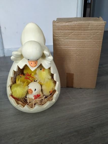 Ei van aardewerk materiaal met nestje paaskuikentjes, Ophalen of Verzenden, Nieuw