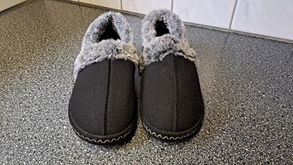 Zwarte gevoerde sloffen pantoffels maat 39, Zwart, Nieuw, Ophalen of Verzenden, N.v.t