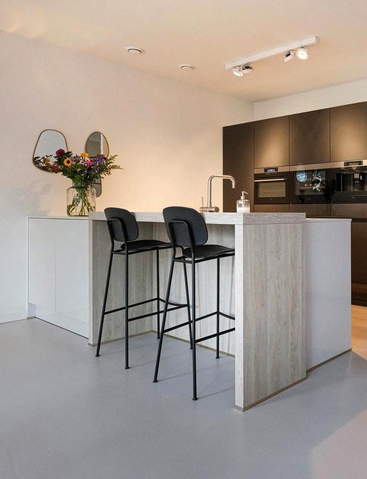 2 barkrukken Infiniti Tondina bar hoog black
77 cm, Huis en Inrichting, Barkrukken, Zo goed als nieuw, 60 tot 90 cm, Metaal, 2 krukken