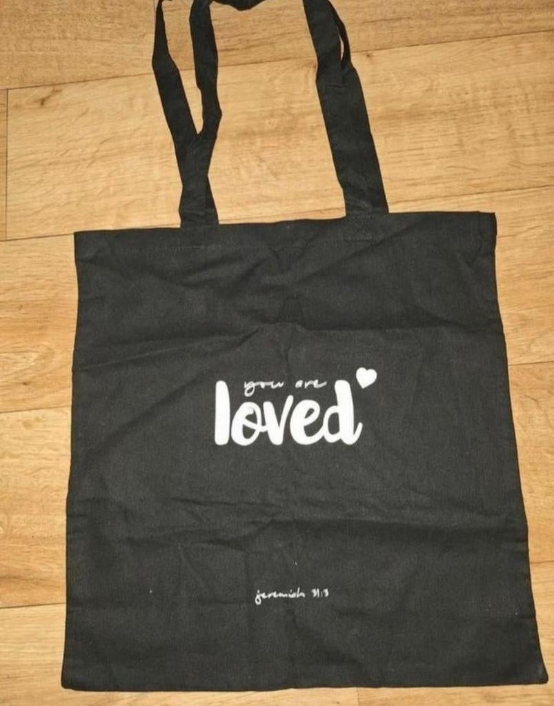 Zwarte stoffen tas met 'you are loved' opdruk .jeramiah 31:3, Ophalen of Verzenden