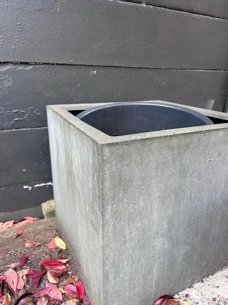 2 Grote vierkante grijze bloembakken, Tuin en Terras, Bloembakken en Plantenbakken, Gebruikt, Minder dan 60 cm, Vierkant, Ophalen of Verzenden