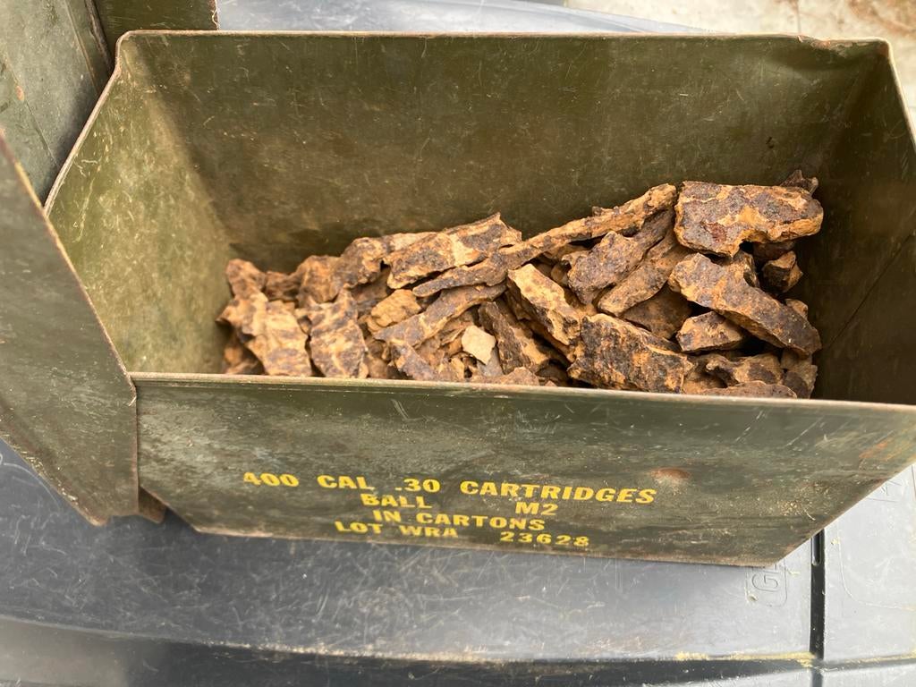 Bomscherven (Zeeuws Vlaanderen 1972) in stalen munitiekistje, Verzamelen, Ophalen of Verzenden, Overige soorten, Nederland, Hulzen of Bodemvondsten