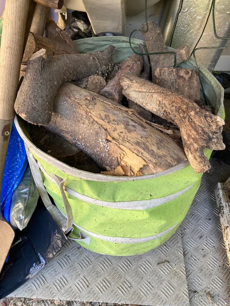 Mand vol haardhout in ruil voor goudvissen, Tuin en Terras, Haardhout, Minder dan 3 m³, Ophalen, Stammen