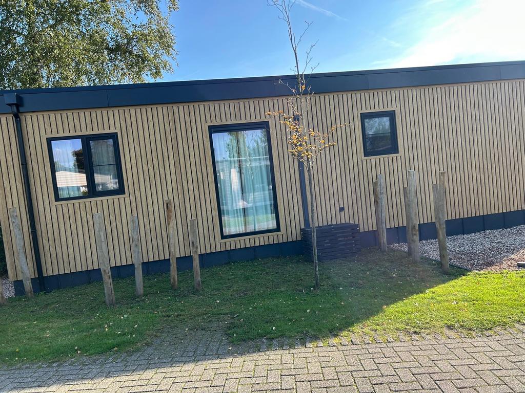 chalet lodge style met houten bekleding en veel lichtinval, Caravans en Kamperen, Stacaravans, Tot en met 4