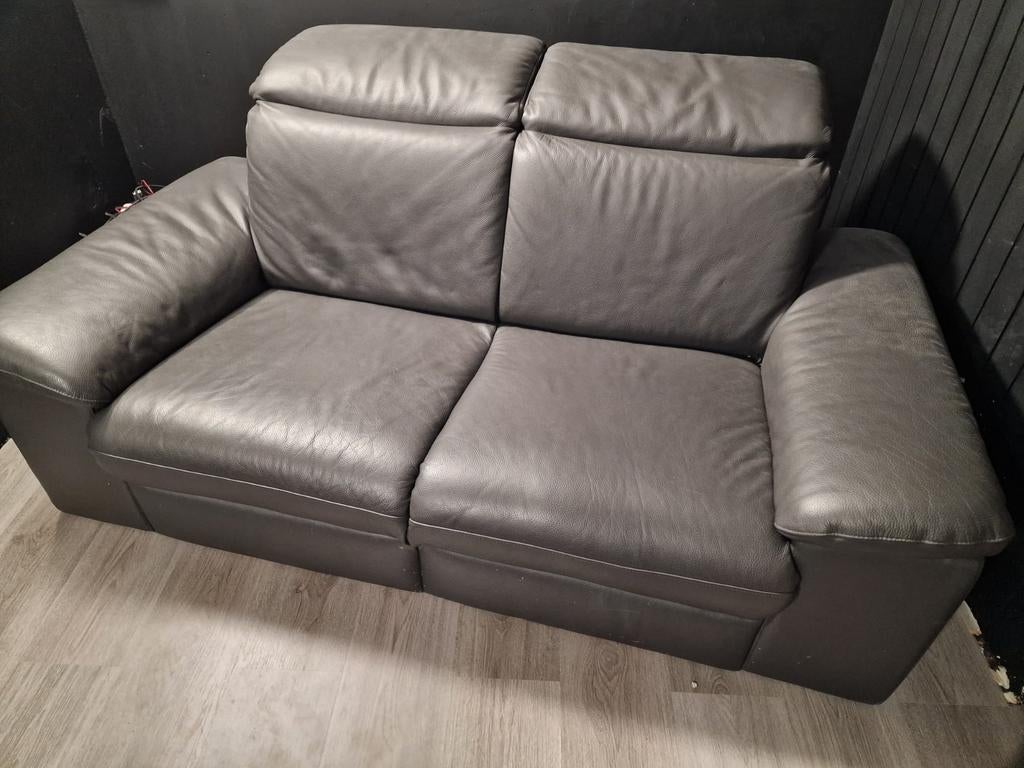 Comfortabele grijze leren bank - 2-zits, Huis en Inrichting, Banken | Bankstellen, Ophalen, Gebruikt, 150 tot 200 cm, Tweepersoons