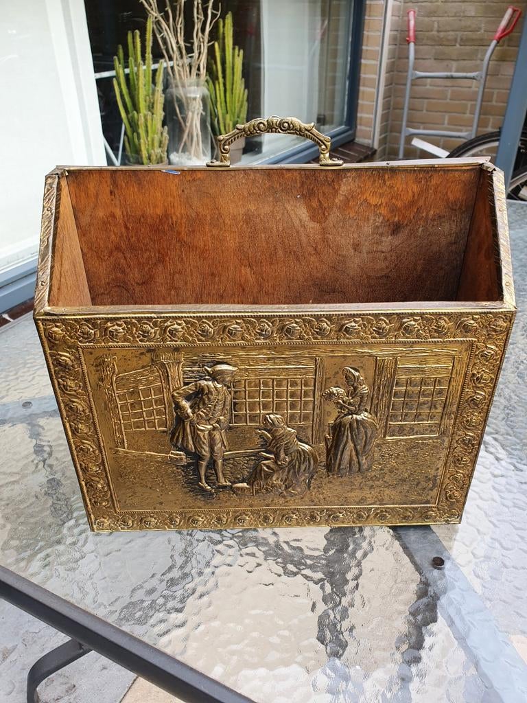 Antieke krantenbak, soort koperen buitenkant,binnenkant hout, Ophalen