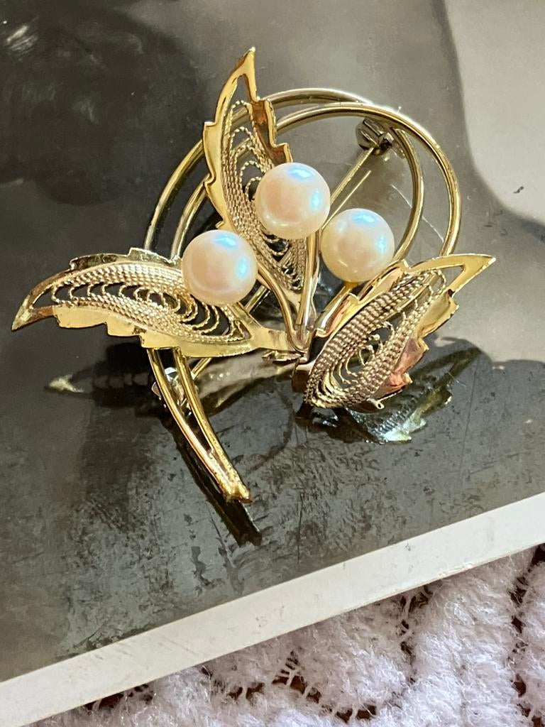 Mooie goudkleurige broche met faux pareltjes, Ophalen of Verzenden, Zo goed als nieuw, Goud, Overige materialen