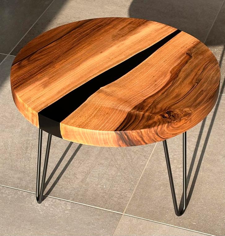 *Nieuwe* Massief noten bijzettafel met zwarte epoxy – Ø49 cm, Huis en Inrichting, Tafels | Bijzettafels, Nieuw, Rond, Minder dan 45 cm