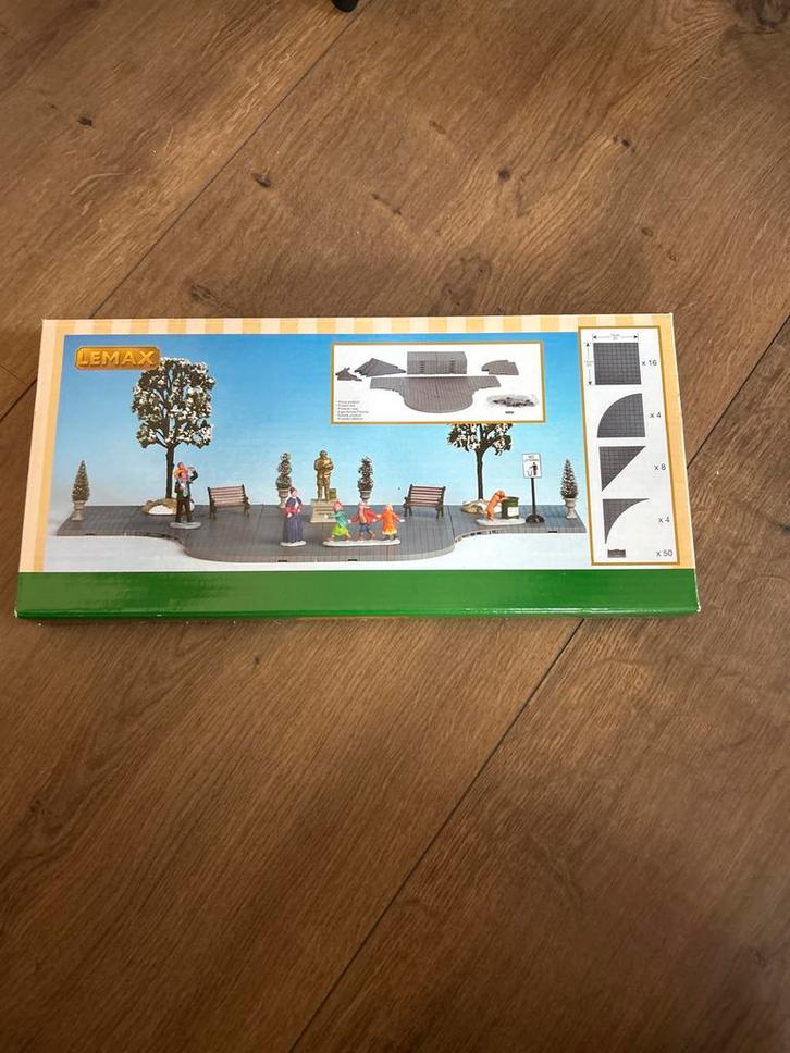 Lemax Plaza System - Kerstdorp Accessoire, Diversen, Kerst, Zo goed als nieuw, Ophalen of Verzenden