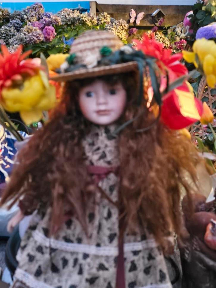 Porseleinen Pop met Strohoed en Bloemenjurk, Antiek en Kunst, Antiek | Speelgoed, Ophalen of Verzenden