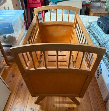 Vintage, retro houten ledikantje beschikbaar voor biedingen