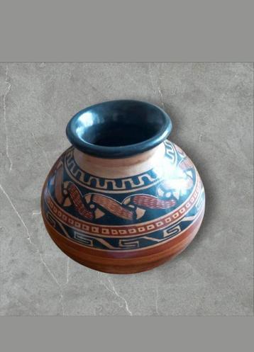 Vintage Zuid-Amerikaanse Vaas beschikbaar voor biedingen