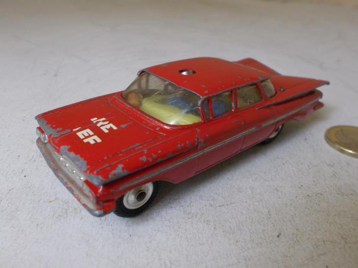 1963 Corgi Toys 439 CHEVROLET IMPALA FIRE CHIEF + 2 FIGURES!, Hobby en Vrije tijd, Modelauto's | 1:43, Gebruikt, Auto, Corgi, Ophalen of Verzenden