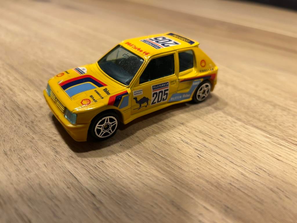 Gele Peugeot 205 Turbo 16 Modelauto Bburago, Ophalen of Verzenden, Gebruikt, Auto, Overige merken