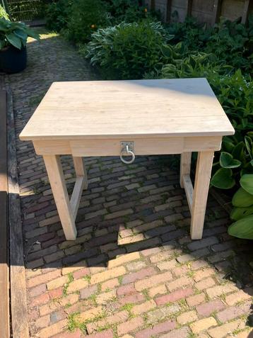 Klein tafeltje met lade beschikbaar voor biedingen
