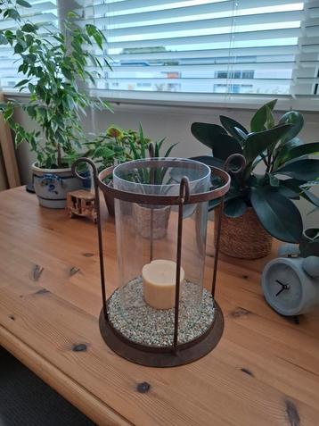 Oud 'roestig' windlicht met oudglazen losse windvanger beschikbaar voor biedingen