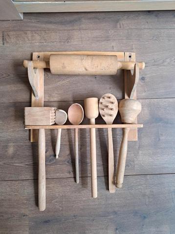 Brocante houten lepelrek met 6 houten lepels en deegroller beschikbaar voor biedingen