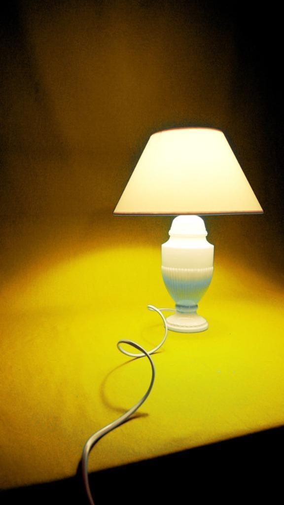 Vintage White Table Lamp | Classic | Mid-Century, Huis en Inrichting, Lampen | Tafellampen, Gebruikt, Minder dan 50 cm, Overige materialen