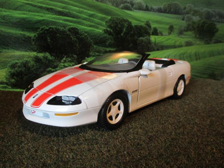 1/18 1996 Chevrolet Camaro Z28 Convertible - ERTL wit/oranje, Hobby en Vrije tijd, Modelauto's | 1:18, Nieuw, Motor, Ophalen of Verzenden