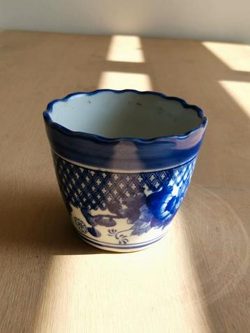 Blauw-wit bloempot beschikbaar voor biedingen
