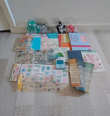 Pakketje scrapbooking materiaal om kaarten te knutselen  beschikbaar voor biedingen