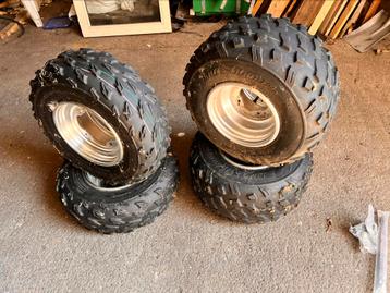 Quad wielen met Dunlop banden 21x7R10 en 20x10-9 beschikbaar voor biedingen