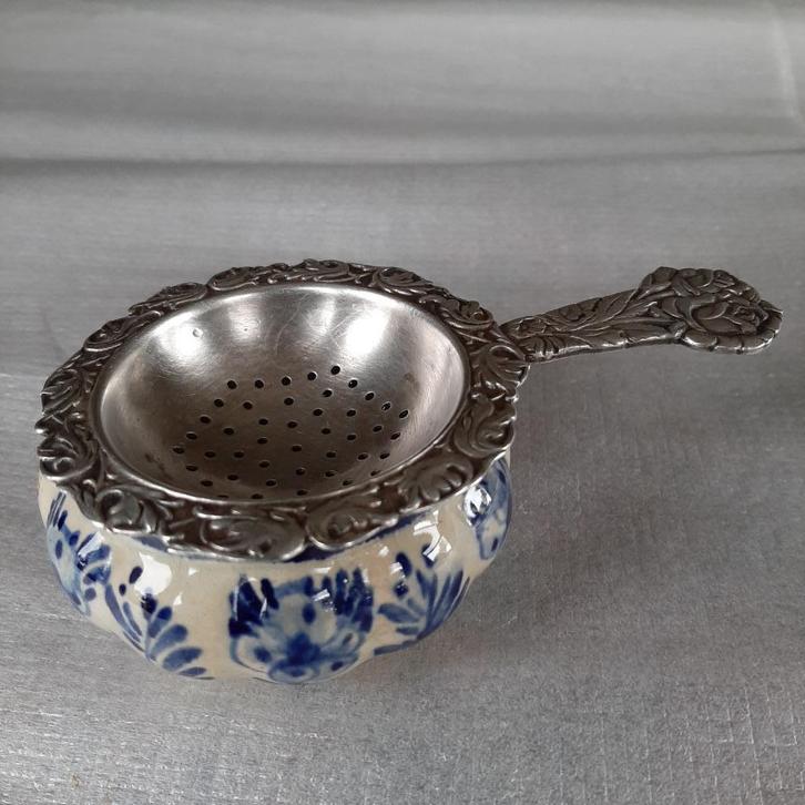 Theezeefje met Delfts Blauw lekbakje Insulinde Groningen, Antiek en Kunst, Antiek | Keramiek en Aardewerk, Ophalen