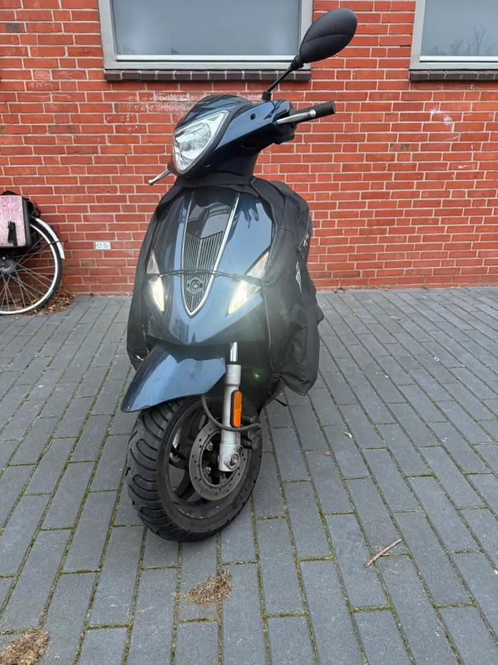 Piaggio fly 4t 2018 brom 8000km, Fietsen en Brommers, Scooters | Piaggio, Zo goed als nieuw, Fly, Maximaal 45 km/u, Benzine, Ophalen