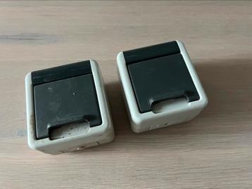 2x Gira IP44 opbouwstopcontact beschikbaar voor biedingen