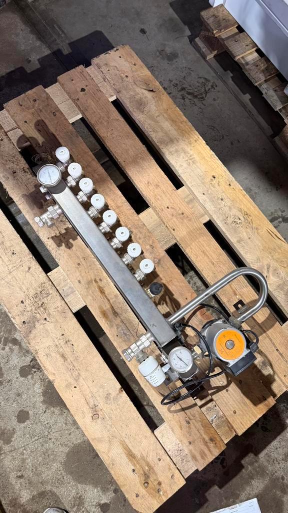 Vloerverwarmingsverdeler met Grundfos pomp – 8 groepen, Doe-het-zelf en Verbouw, Verwarming en Radiatoren, Zo goed als nieuw, Overige typen