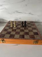 Albast schaakspel in een kist., Ophalen of Verzenden