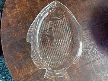 Glazen serveer plateau in de vorm van een vis. beschikbaar voor biedingen