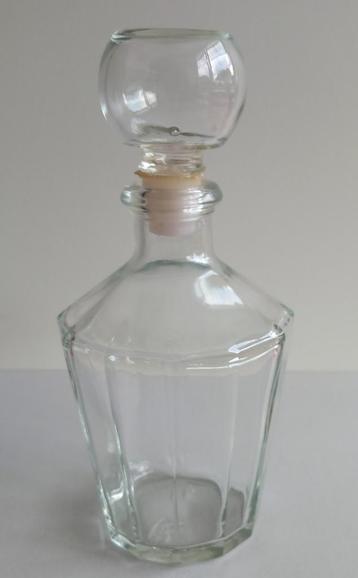 glazen stopfles (02) met merkje op de bodem beschikbaar voor biedingen