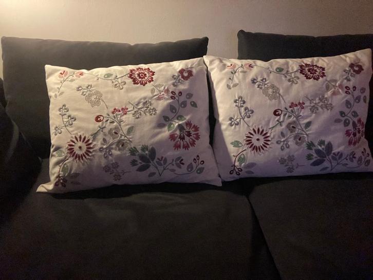 2 mooie grote sierkussens zo goed als nieuw IKEA, Huis en Inrichting, Woonaccessoires | Kussens, Zo goed als nieuw, Wit, Rechthoekig