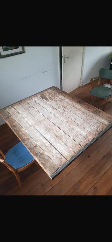 Robuuste houten tafel beschikbaar voor biedingen