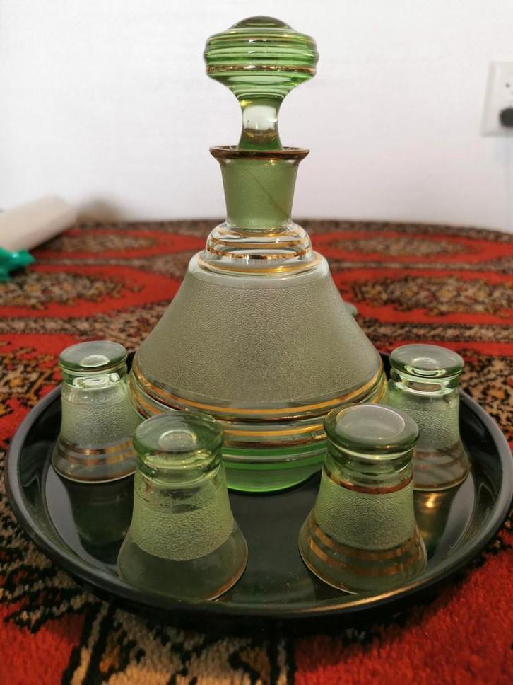 Vintage Groene Karaffenset met Gouden Details, Antiek en Kunst, Antiek | Glas en Kristal, Ophalen of Verzenden