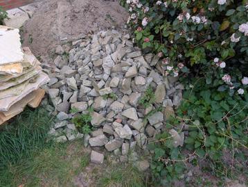 Gebroken betontegels half kuub gratis ophoog materiaal  beschikbaar voor biedingen