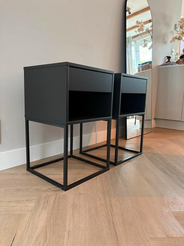 IKEA VIKHAMMER Nachtkastjes mat zwart - Set van 2, Huis en Inrichting, Slaapkamer | Nachtkastjes, Zo goed als nieuw, 55 tot 70 cm